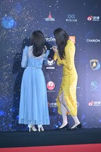 サインを書き込む秋元真夏、梅澤美波（ともに乃木坂46）。