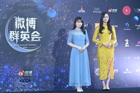 左から秋元真夏、梅澤美波（ともに乃木坂46）。