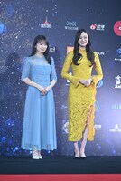 左から秋元真夏、梅澤美波（ともに乃木坂46）。