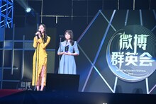 左から梅澤美波、秋元真夏（ともに乃木坂46）。