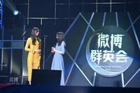 左から梅澤美波、秋元真夏（ともに乃木坂46）。