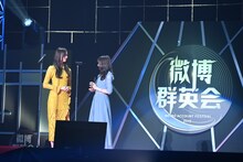 左から梅澤美波、秋元真夏（ともに乃木坂46）。