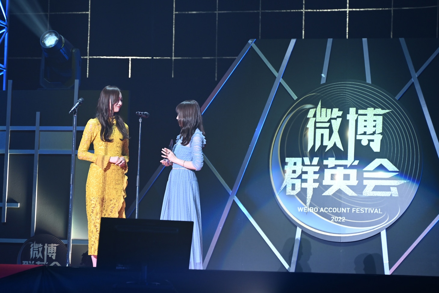 左から梅澤美波、秋元真夏（ともに乃木坂46）。