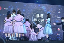 サインを書き込むLiella!。