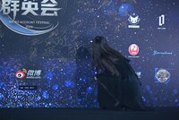 サインを書き込む齋藤飛鳥（乃木坂46）。