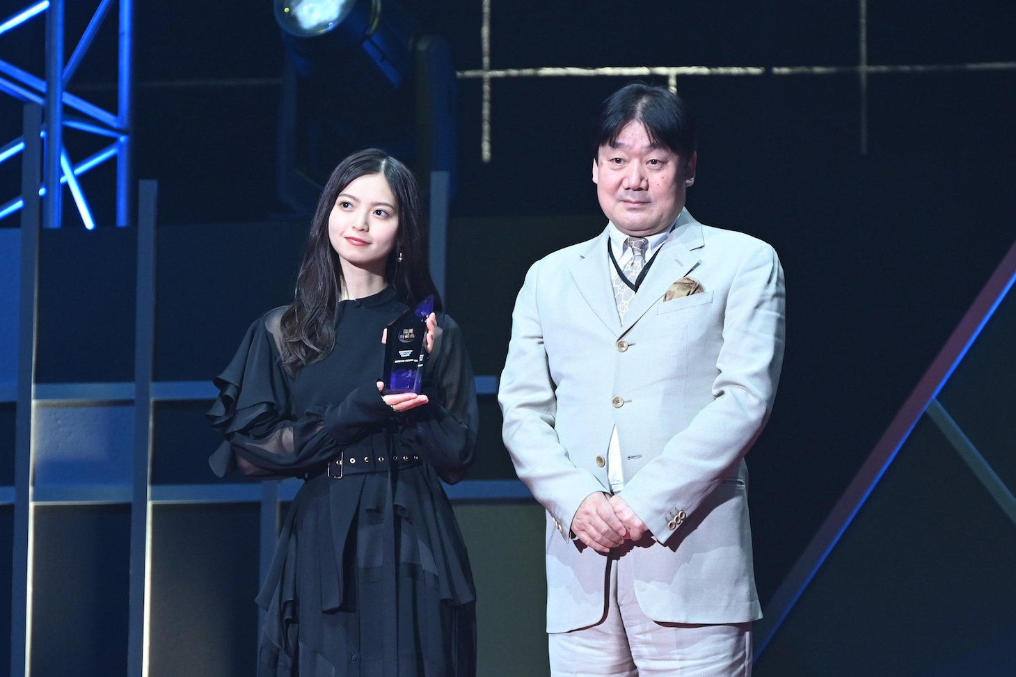 乃木坂46の齋藤飛鳥（左）。