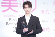 「美的 ベストビューティマン」のトロフィーを持つ渡辺翔太（Snow Man）。