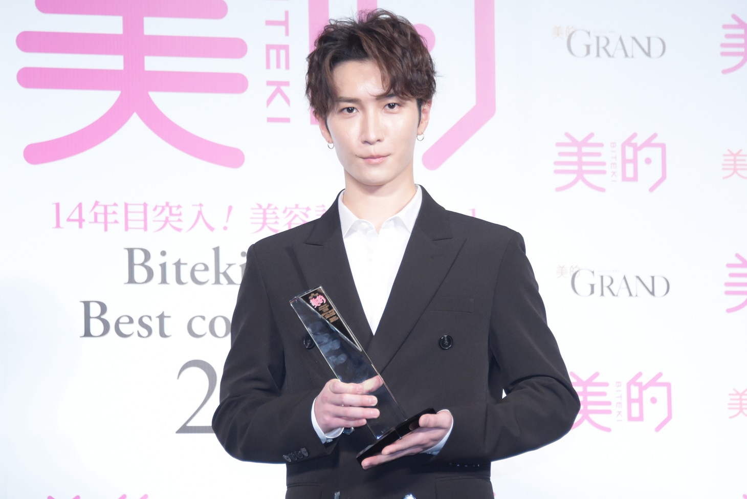 人気画像9位は「スノ渡辺翔太『美的』ベストビューティマン受賞、コスメ関係者に売り込み『渡辺、空いてます』」より、「美的 ベストビューティマン」のトロフィーを持つ渡辺翔太（Snow Man）。