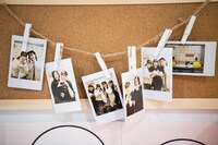 楽屋に飾られたチェキ。