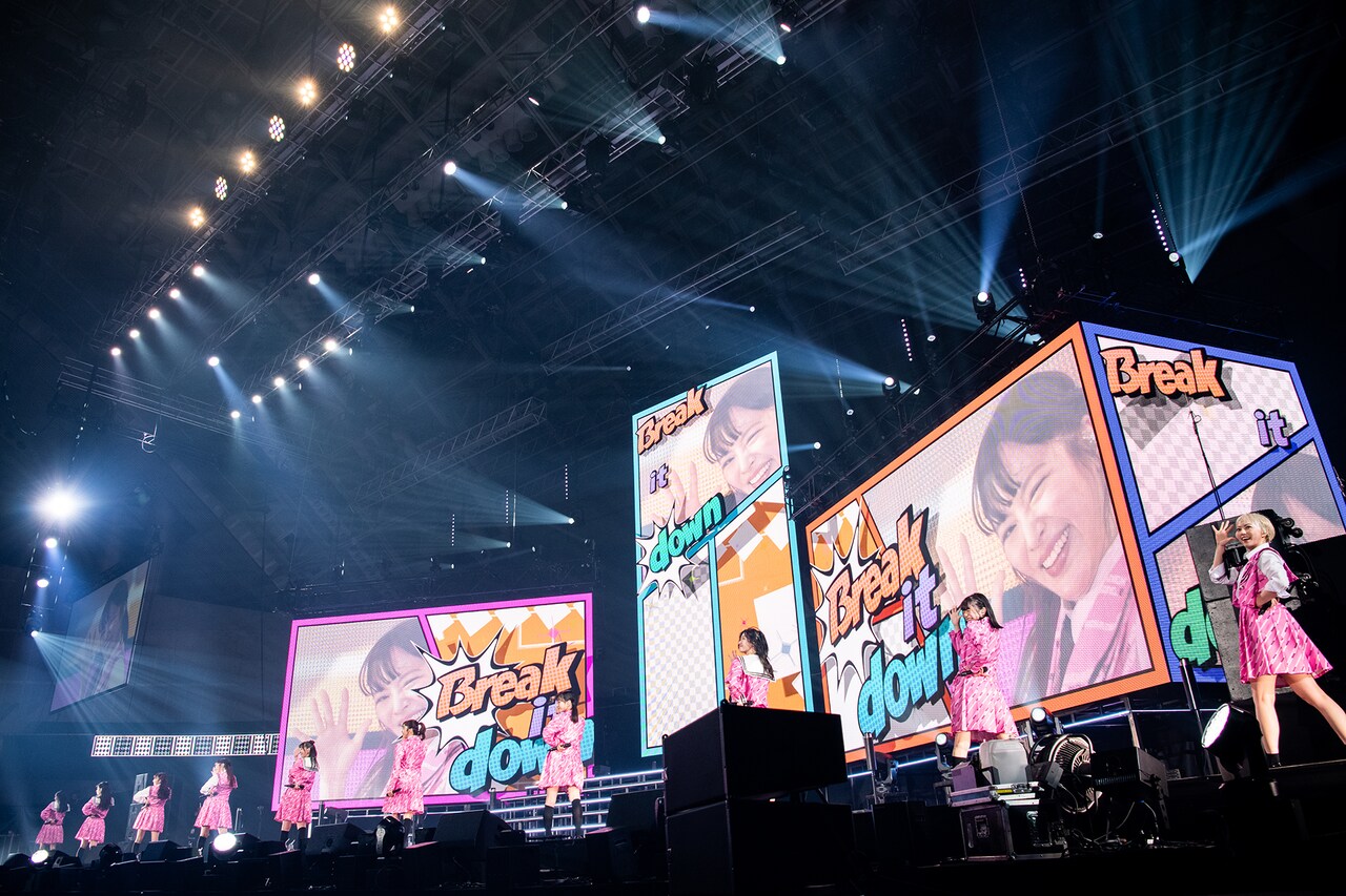 トロッコで移動する安本彩花（左）と仲村悠菜（右）。 [画像ギャラリー