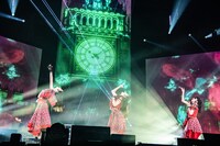 「禁断のカルマ」をパフォーマンスするココユノノカ。