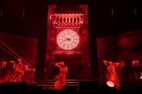 「禁断のカルマ」をパフォーマンスするココユノノカ。