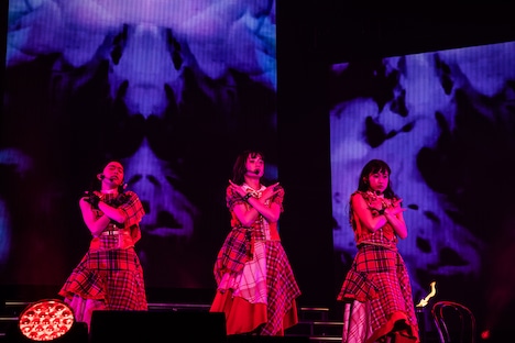 「禁断のカルマ」を歌う風見和香、小久保柚乃、桜木心菜（左から）。