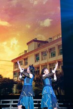 「友情ラブレター」を歌う小林歌穂（左）と中山莉子（右）。