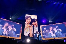 「友情ラブレター」を歌う小林歌穂（左）と中山莉子（右）。