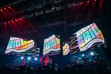 LEDビジョンの裏側から登場するエビ中バンド。