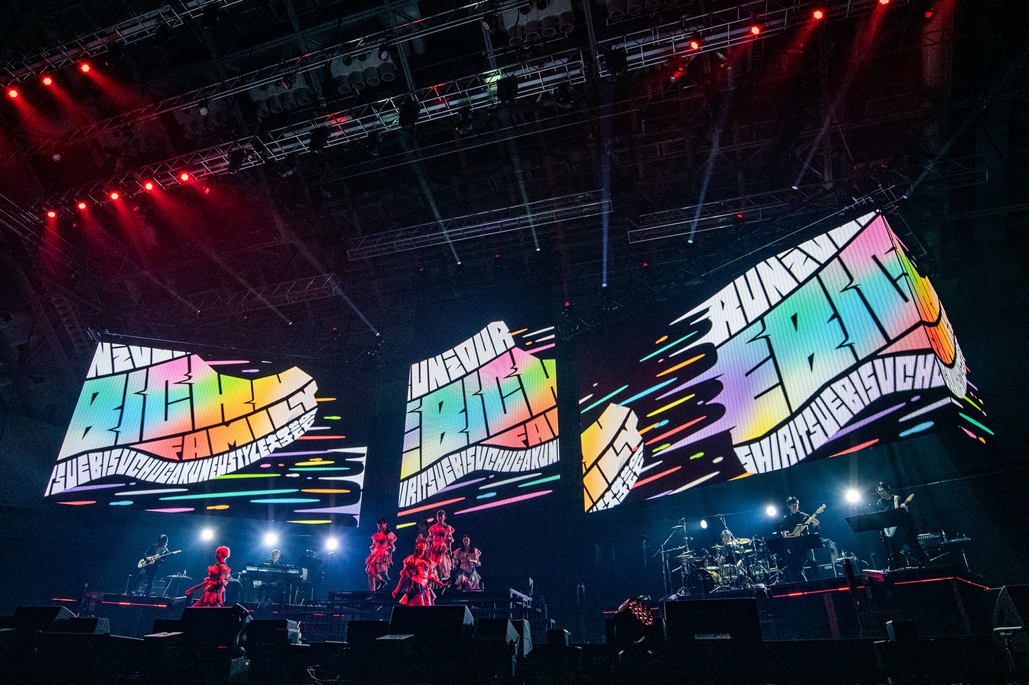 LEDビジョンの裏側から登場するエビ中バンド。