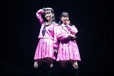 桜井えま（左）と仲村悠菜（右）の初登場シーン。