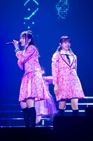 左から桜井えま、仲村悠菜。