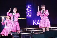 「仮契約のシンデレラ」を歌う桜井えま（左）と仲村悠菜（右）。