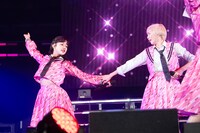 桜木心菜（左）と安本彩花（右）。