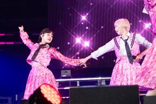 桜木心菜（左）と安本彩花（右）。