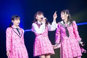 左から仲村悠菜、星名美怜、桜井えま。