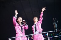 トロッコで移動する桜井えま（左）と真山りか（右）。