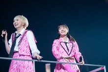 トロッコで移動する安本彩花（左）と仲村悠菜（右）。