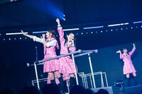 トロッコで移動する中山莉子（左）と風見和香（右）。