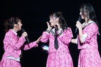 ライブ序盤で涙を浮かべる桜井えま（中央）。