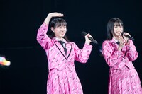 自己紹介する仲村悠菜（左）。