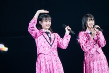 自己紹介する仲村悠菜（左）。