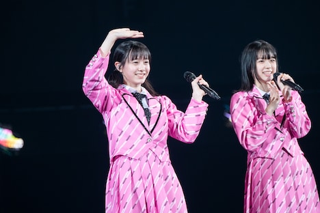 自己紹介する仲村悠菜（左）。