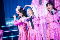 左から小林歌穂、安本彩花、中山莉子。