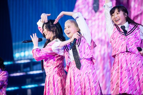 左から小林歌穂、安本彩花、中山莉子。