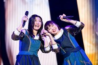 手をつなぐ小林歌穂（左）と中山莉子（右）。