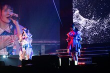 「スーパーヒーロー」を歌う桜井えま（左）と仲村悠菜（右）。