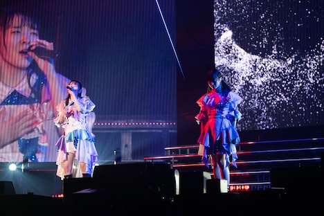 「スーパーヒーロー」を歌う桜井えま（左）と仲村悠菜（右）。