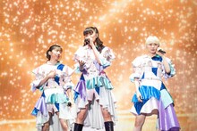 左から真山りか、星名美怜、安本彩花。