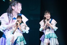 リラックスした様子の仲村悠菜（左）と桜井えま（右）。