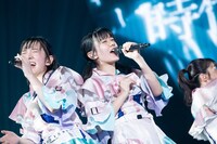初ライブに挑んだ新メンバーの桜井えま（左）と仲村悠菜（右）。