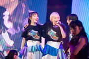 肩を組む桜井えま（左）と安本彩花（右）。