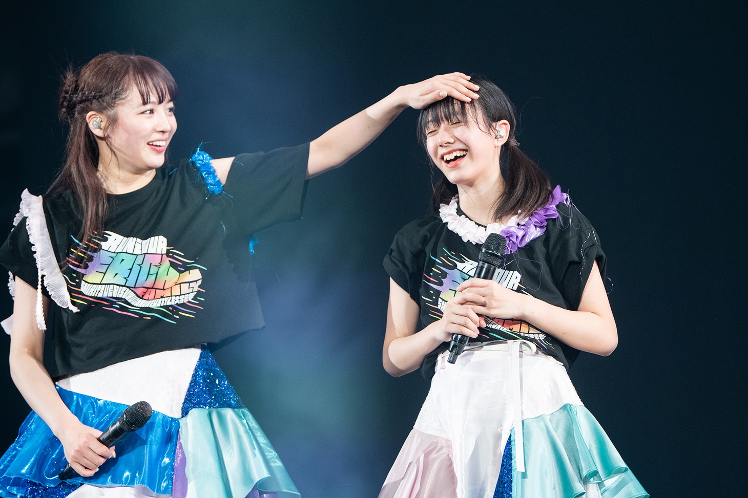 仲村悠菜（右）の頭をなでる中山莉子（左）。