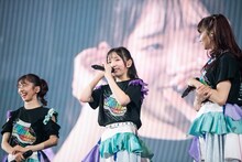 涙を流す桜井えま（中央）。