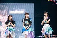 仲村悠菜（右）を見守る星名美怜（左）と中山莉子（中央）。