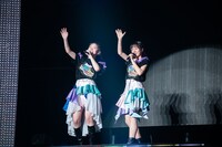 ステージを去る桜井えま（左）と仲村悠菜（右）。