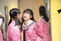 仲村悠菜（左）の緊張をほぐす桜木心菜（右）。