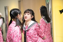 仲村悠菜（左）の緊張をほぐす桜木心菜（右）。