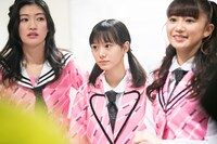 本番直前、緊張した様子の仲村悠菜（中央）。